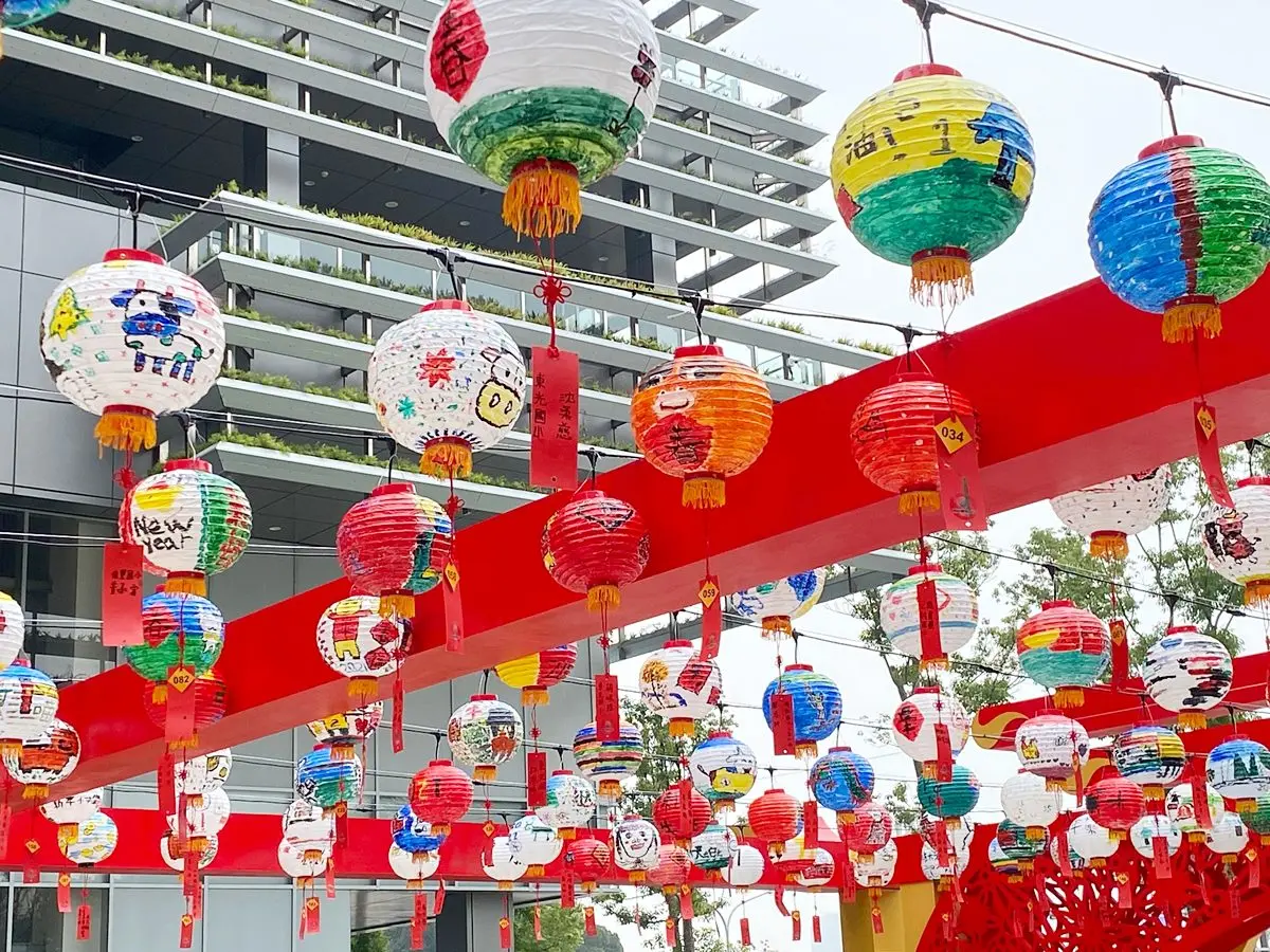 走春新景點!台南百貨打造新年「彩繪燈海」「造型春牛」,加碼擲筊拿5000禮券 走春新景點!台南百貨打造新年「彩繪燈海」「造型春牛」,加碼擲筊拿5000禮券