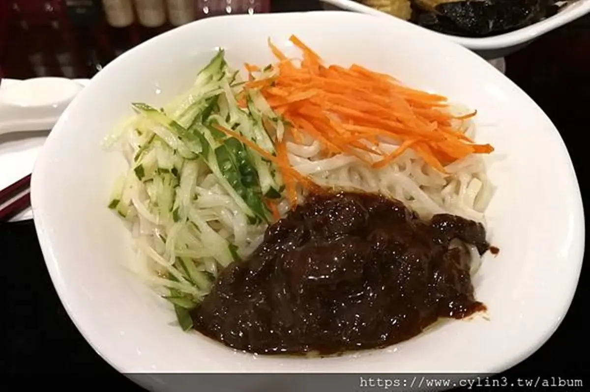 道地四川味！松山老饕激推麻辣滷味嘗得到中藥香，必吃「3色鼎立」炸醬麵、人氣鴨腸