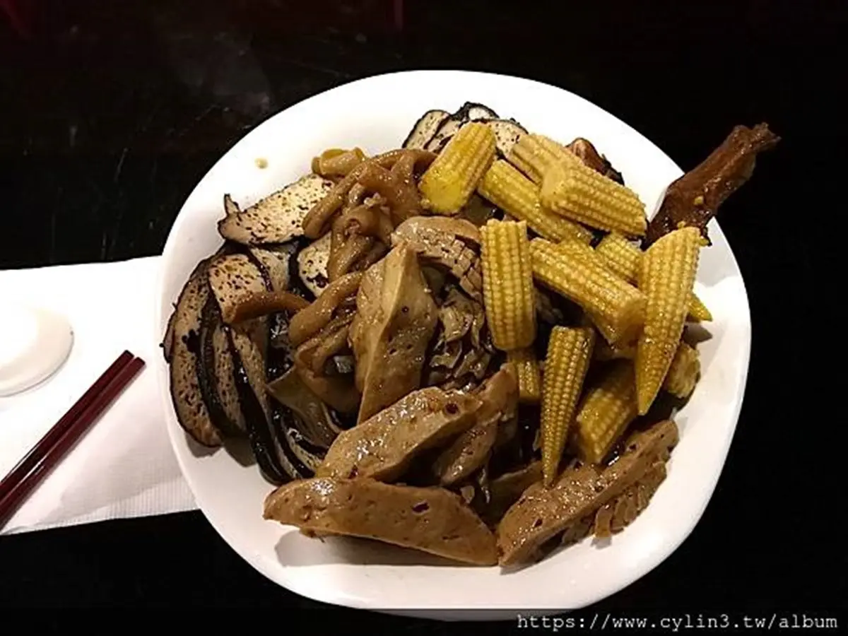 道地四川味！松山老饕激推麻辣滷味嘗得到中藥香，必吃「3色鼎立」炸醬麵、人氣鴨腸