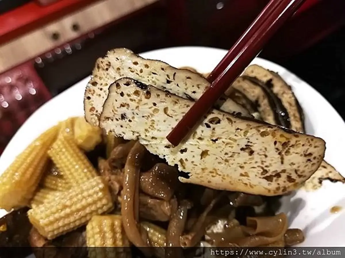 道地四川味！松山老饕激推麻辣滷味嘗得到中藥香，必吃「3色鼎立」炸醬麵、人氣鴨腸