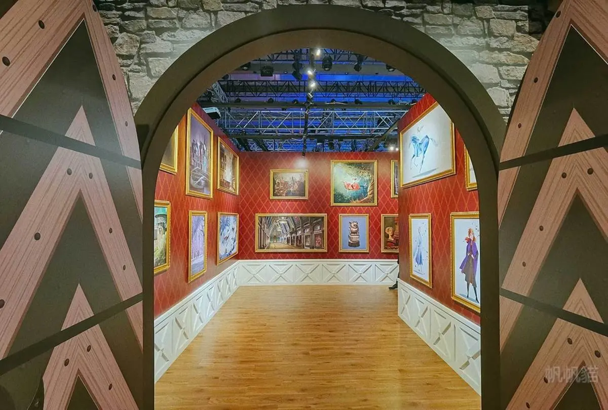 搭雙層巴士去看展!迪士尼「冰雪奇緣特展」拍真人比例艾莎、安娜,還能玩互動彈力床 搭雙層巴士去看展!迪士尼「冰雪奇緣特展」拍真人比例艾莎、安娜,還能玩互動彈力床