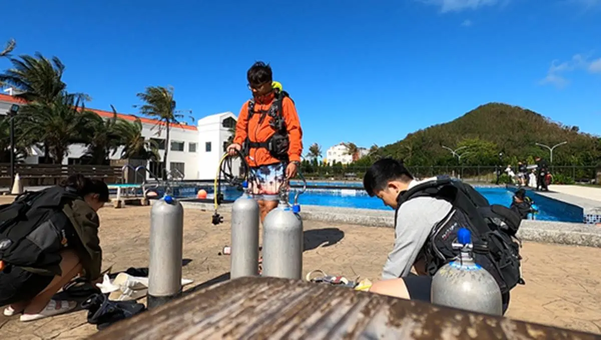 優游海底世界！墾丁考「潛水證照」全攻略，有機會與藍點魟、沙丁魚共游