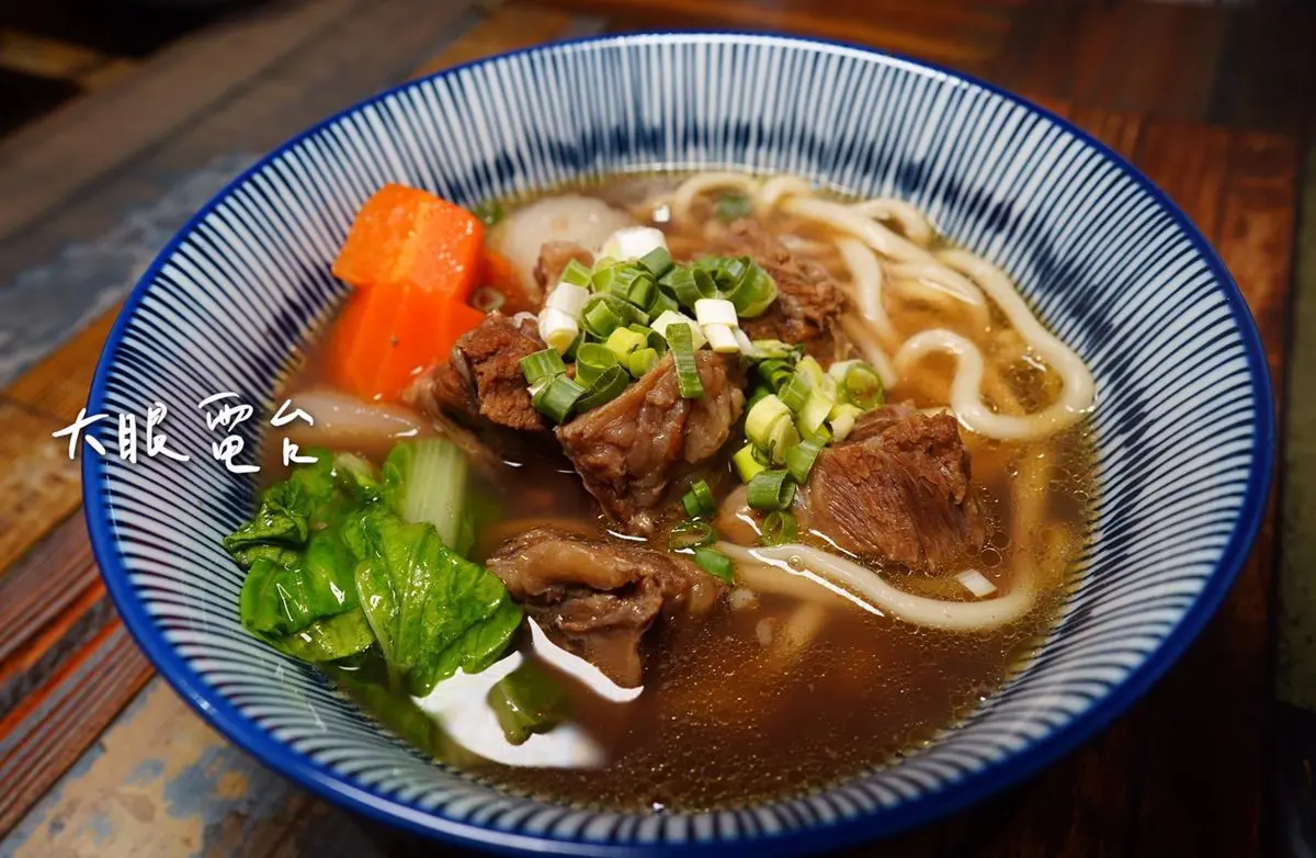 高雄老饕新歡!高CP值麵館必點12小時清燉牛肋麵,再搭自製辣油更唰嘴 高雄老饕新歡!高CP值麵館必點12小時清燉牛肋麵,再搭自製辣油更唰嘴