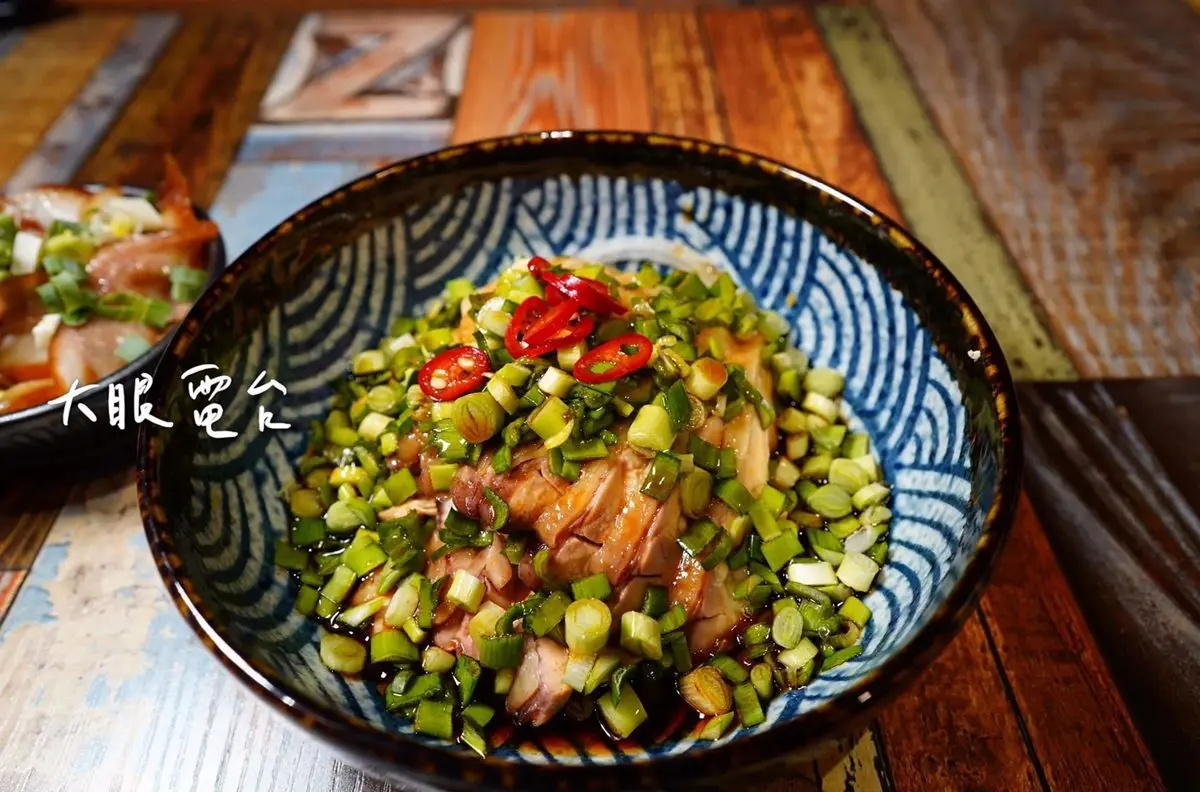 高雄老饕新歡!高CP值麵館必點12小時清燉牛肋麵,再搭自製辣油更唰嘴 高雄老饕新歡!高CP值麵館必點12小時清燉牛肋麵,再搭自製辣油更唰嘴