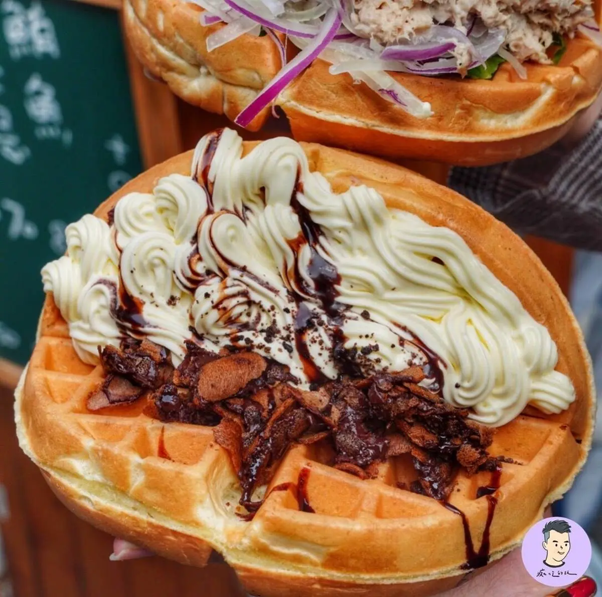 餡料多到爆出來！台南巨無霸鬆餅必點芋泥、起司蛋沙拉，每天還有創新口味