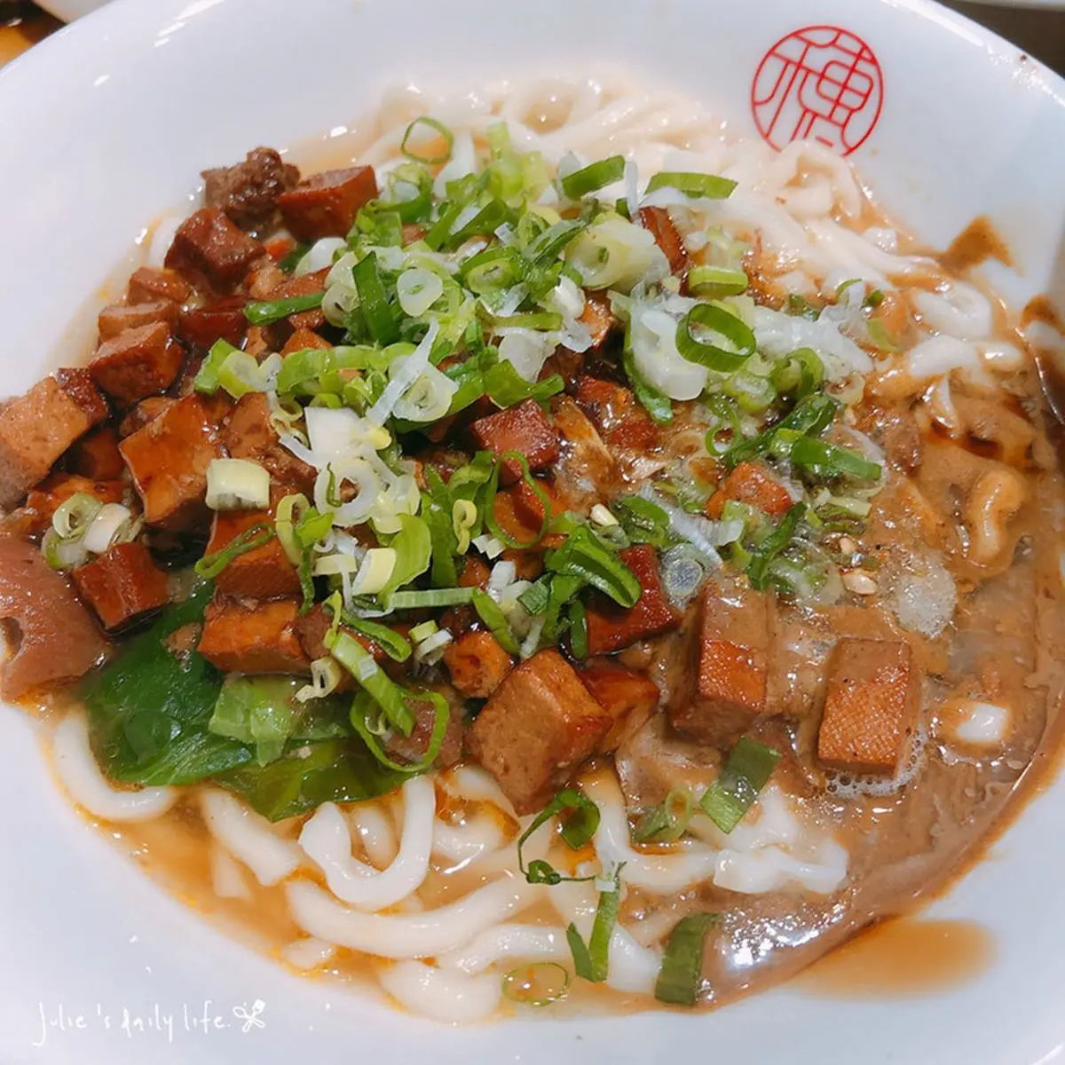 肉塊鋪滿碗!板橋文青系牛肉麵客滿也要吃,招牌豬油拌飯攪蛋黃飄香 肉塊鋪滿碗!板橋文青系牛肉麵客滿也要吃,招牌豬油拌飯攪蛋黃飄香