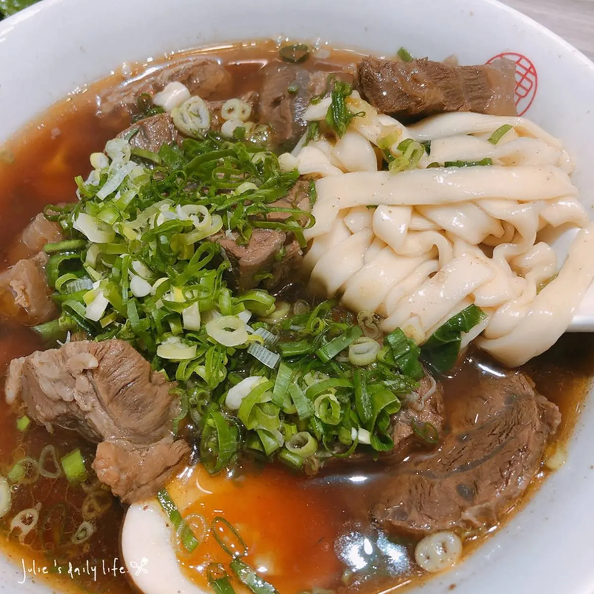 肉塊鋪滿碗!板橋文青系牛肉麵客滿也要吃,招牌豬油拌飯攪蛋黃飄香 肉塊鋪滿碗!板橋文青系牛肉麵客滿也要吃,招牌豬油拌飯攪蛋黃飄香