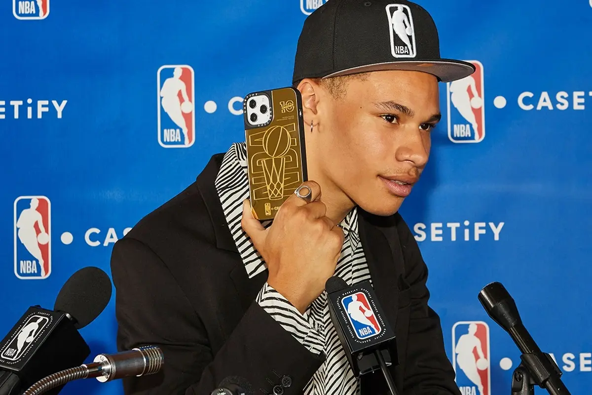 球迷快衝「正版NBA手機殼」這裡買！籃球觸感特殊款、18K金「冠軍盃」都有