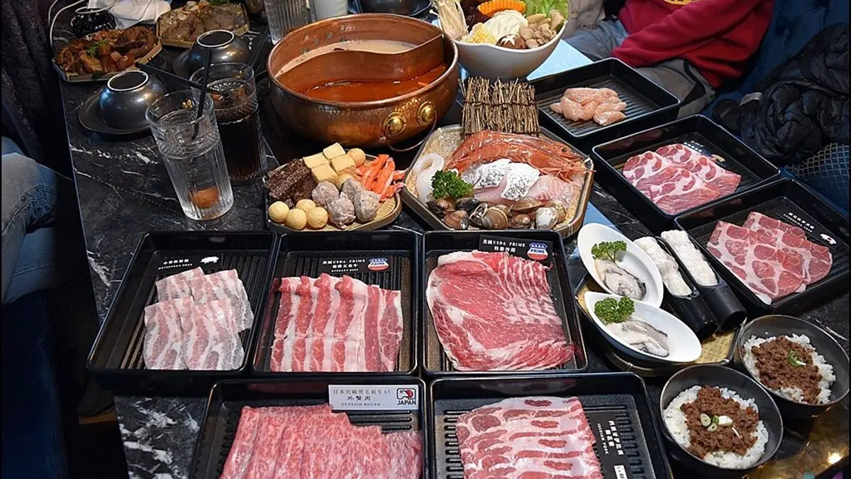 CP值超高！信義區鍋物日本A5和牛、伊比利豬、天使紅蝦通通吃到飽，還能賞101夜景