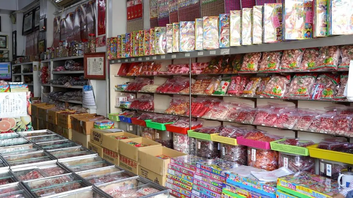 70年的古早味！台南老字號柑仔店蜜餞1包50元，回憶殺抽抽樂、巧克力豆也都有