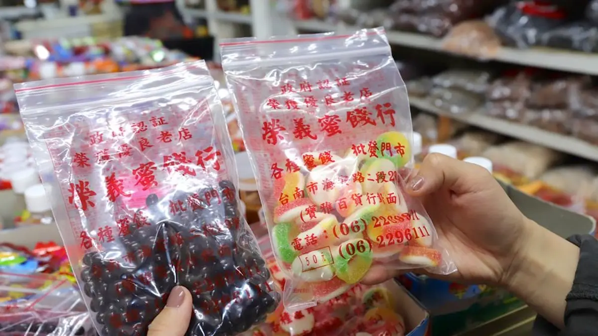 70年的古早味！台南老字號柑仔店蜜餞1包50元，回憶殺抽抽樂、巧克力豆也都有