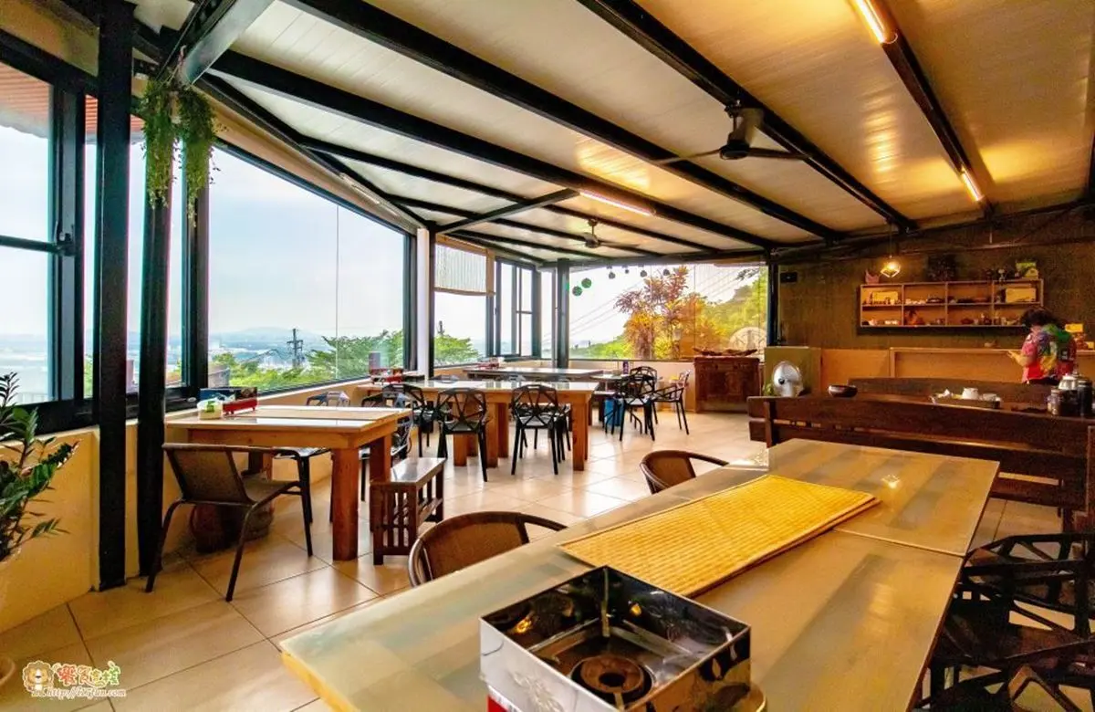 小崗山夜景第一排!高雄不限時景觀餐廳180度視野看到飽,必吃獨家酥皮甕仔雞 小崗山夜景第一排!高雄不限時景觀餐廳180度視野看到飽,必吃獨家酥皮甕仔雞