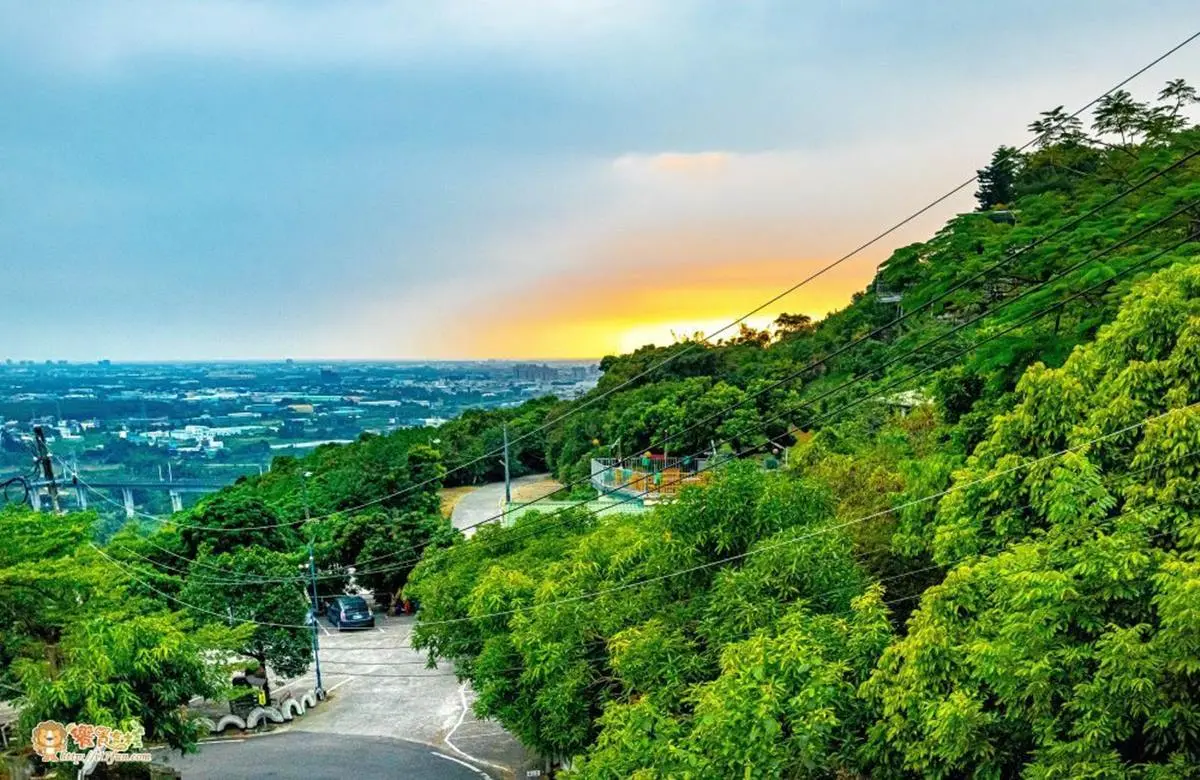 小崗山夜景第一排!高雄不限時景觀餐廳180度視野看到飽,必吃獨家酥皮甕仔雞 小崗山夜景第一排!高雄不限時景觀餐廳180度視野看到飽,必吃獨家酥皮甕仔雞