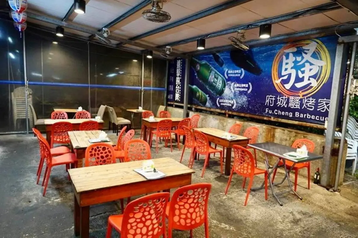 不只有傳統小吃！台南超狂烤龍蝦1隻只要600元，滿滿膏黃烤螃蟹隱藏版吃法更邪惡