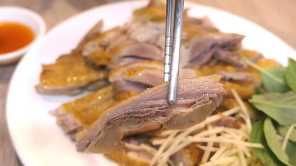 當天現宰現煮!桃園古早味煙燻鵝肉價格透明超安心,招牌切仔麵鵝骨熬湯無味精 當天現宰現煮!桃園古早味煙燻鵝肉價格透明超安心,招牌切仔麵鵝骨熬湯無味精