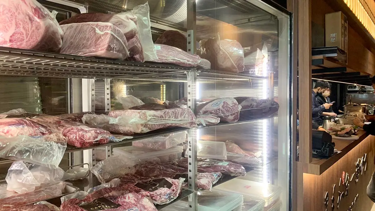【新開店】14道料理千元有找！築間推「頂級和牛燒肉」品牌，每個時段只收9組饕客