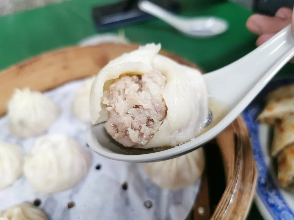 超夯爆漿湯包僅8元！板橋「夜市版鼎泰豐」一開店就排隊，想吃先打電話預約
