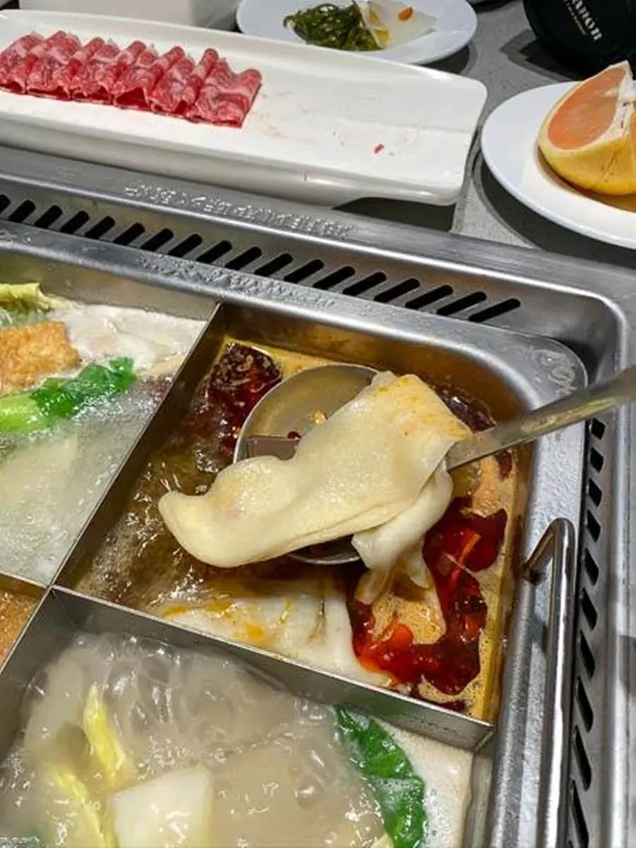 台南超有哏火鍋!四宮格湯底煮四川酥肉、豬腦花,還能看撈麵秀、變臉秀 台南超有哏火鍋!四宮格湯底煮四川酥肉、豬腦花,還能看撈麵秀、變臉秀
