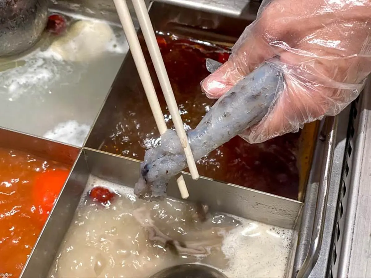 台南超有哏火鍋!四宮格湯底煮四川酥肉、豬腦花,還能看撈麵秀、變臉秀 台南超有哏火鍋!四宮格湯底煮四川酥肉、豬腦花,還能看撈麵秀、變臉秀