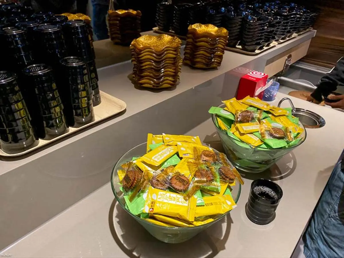 台南超有哏火鍋!四宮格湯底煮四川酥肉、豬腦花,還能看撈麵秀、變臉秀 台南超有哏火鍋!四宮格湯底煮四川酥肉、豬腦花,還能看撈麵秀、變臉秀