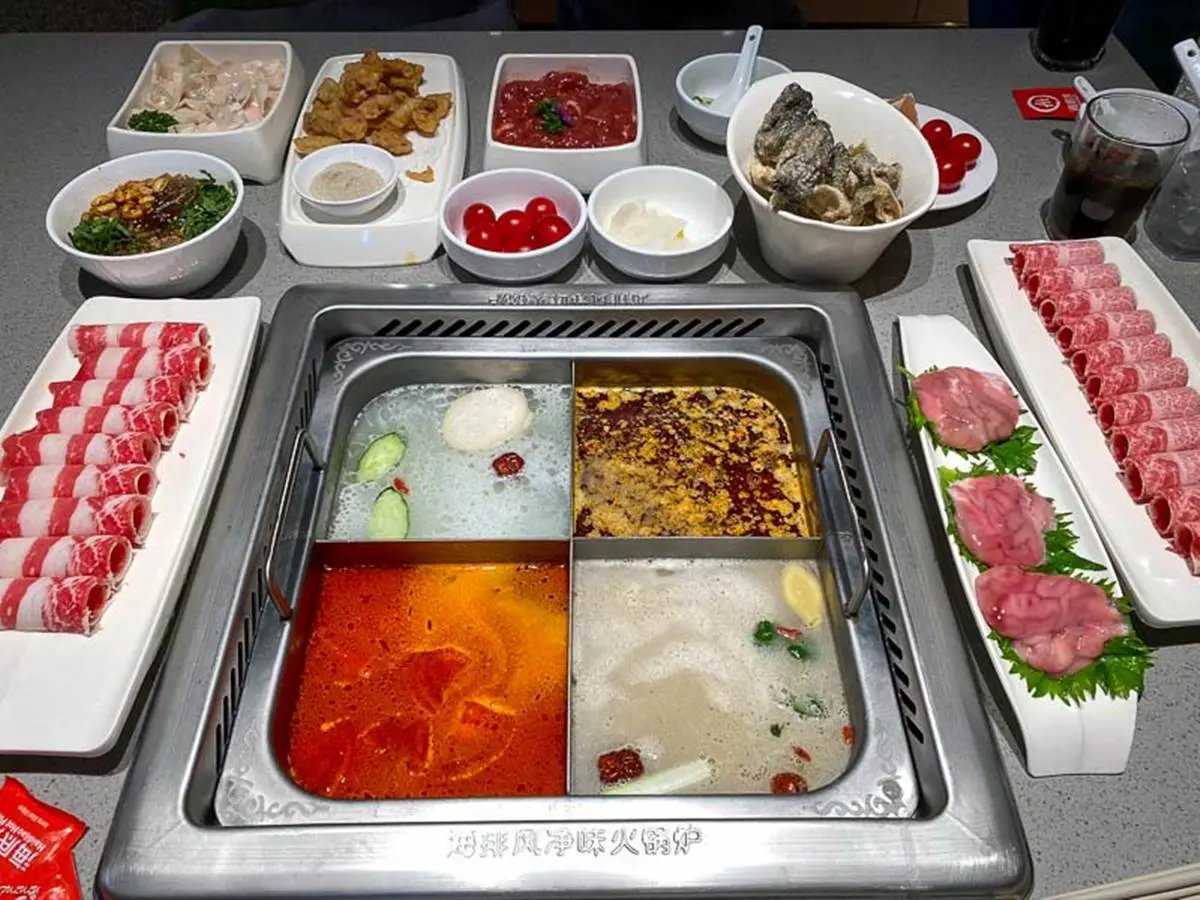 台南超有哏火鍋!四宮格湯底煮四川酥肉、豬腦花,還能看撈麵秀、變臉秀 台南超有哏火鍋!四宮格湯底煮四川酥肉、豬腦花,還能看撈麵秀、變臉秀