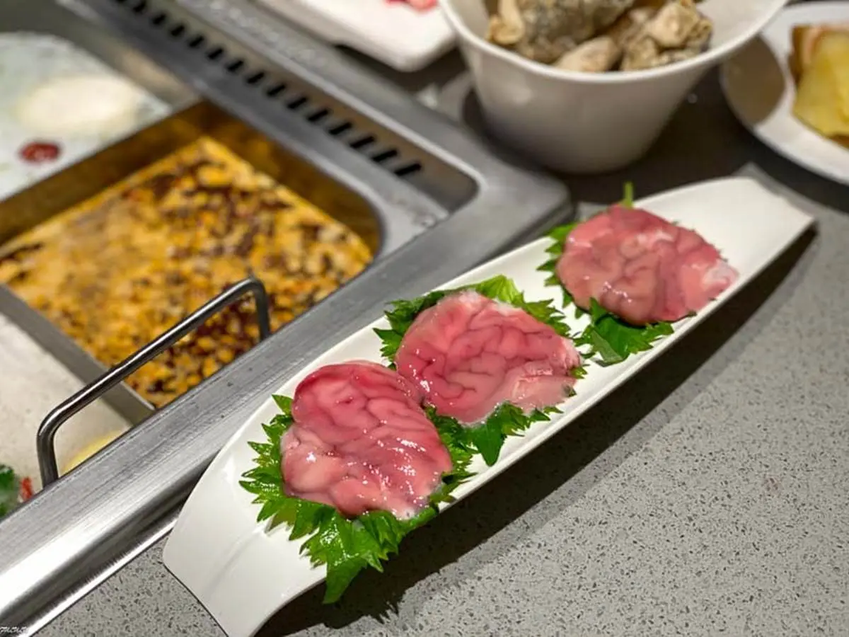 台南超有哏火鍋!四宮格湯底煮四川酥肉、豬腦花,還能看撈麵秀、變臉秀 台南超有哏火鍋!四宮格湯底煮四川酥肉、豬腦花,還能看撈麵秀、變臉秀