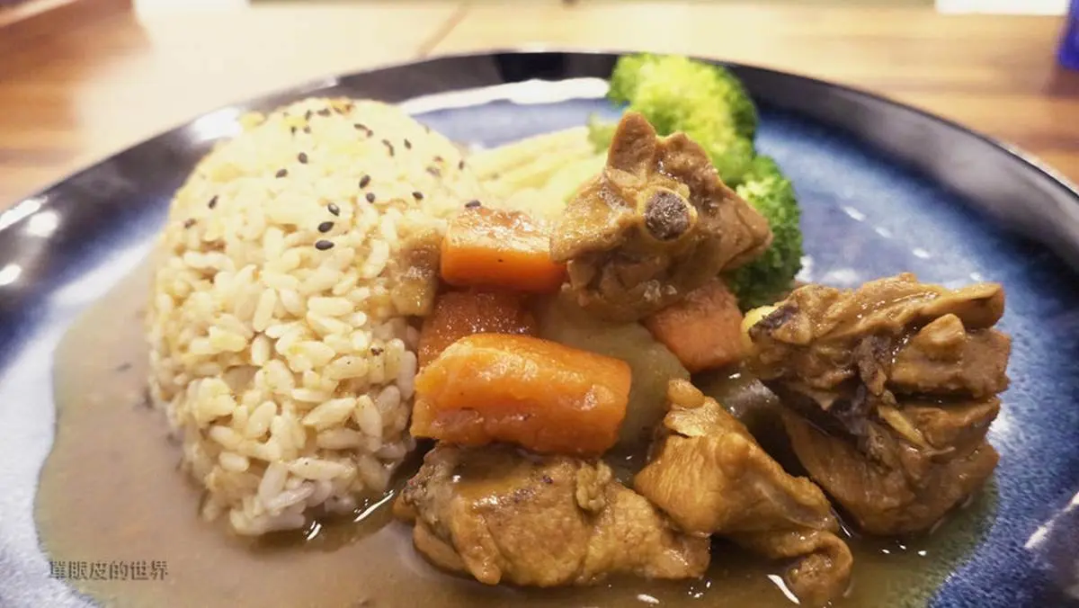 淡水八里網美系咖啡館！必點奶酥厚片配焦糖拿鐵，「隱藏版料理」會隨季節變換