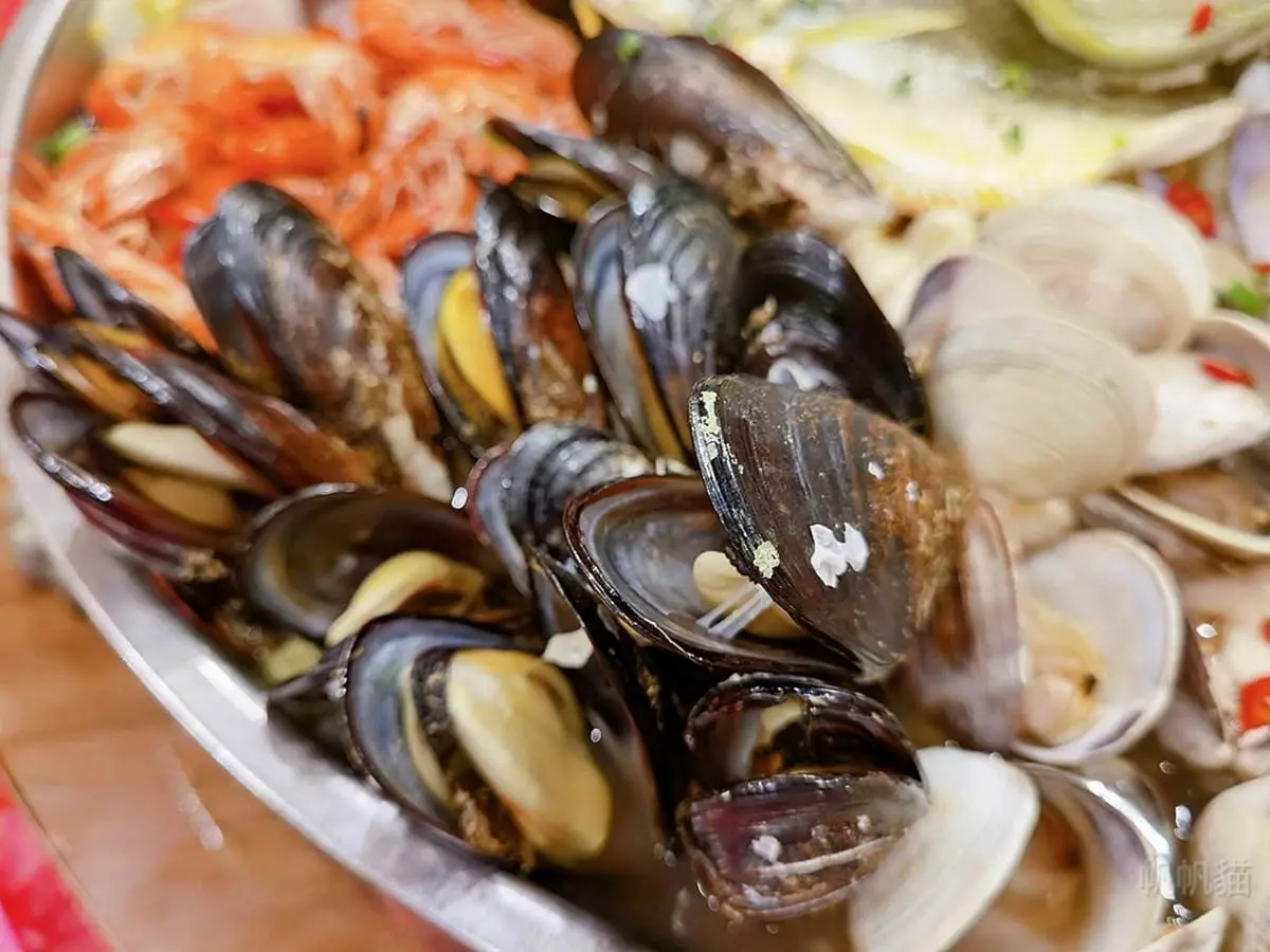 比臉盆還大！超浮誇「痛風鍋」塞滿10種海鮮，生蠔、鮑魚、牛奶貝樣樣肥美鮮甜