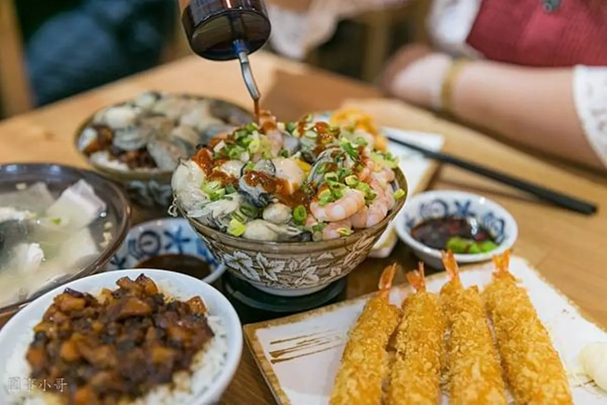 超浮誇！林口古早味滷肉飯鋪滿滿「鮮蚵」，隱藏吃法加「蒜蓉醬油」更對味