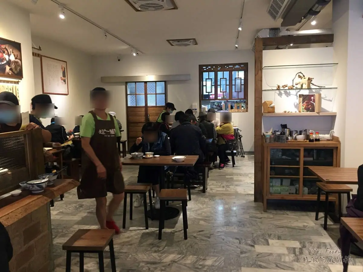 晚來喝不到！新店人氣魚湯吃得到整隻新鮮鱸魚，柴燒麥芽豬腳愈嚼愈香也必點