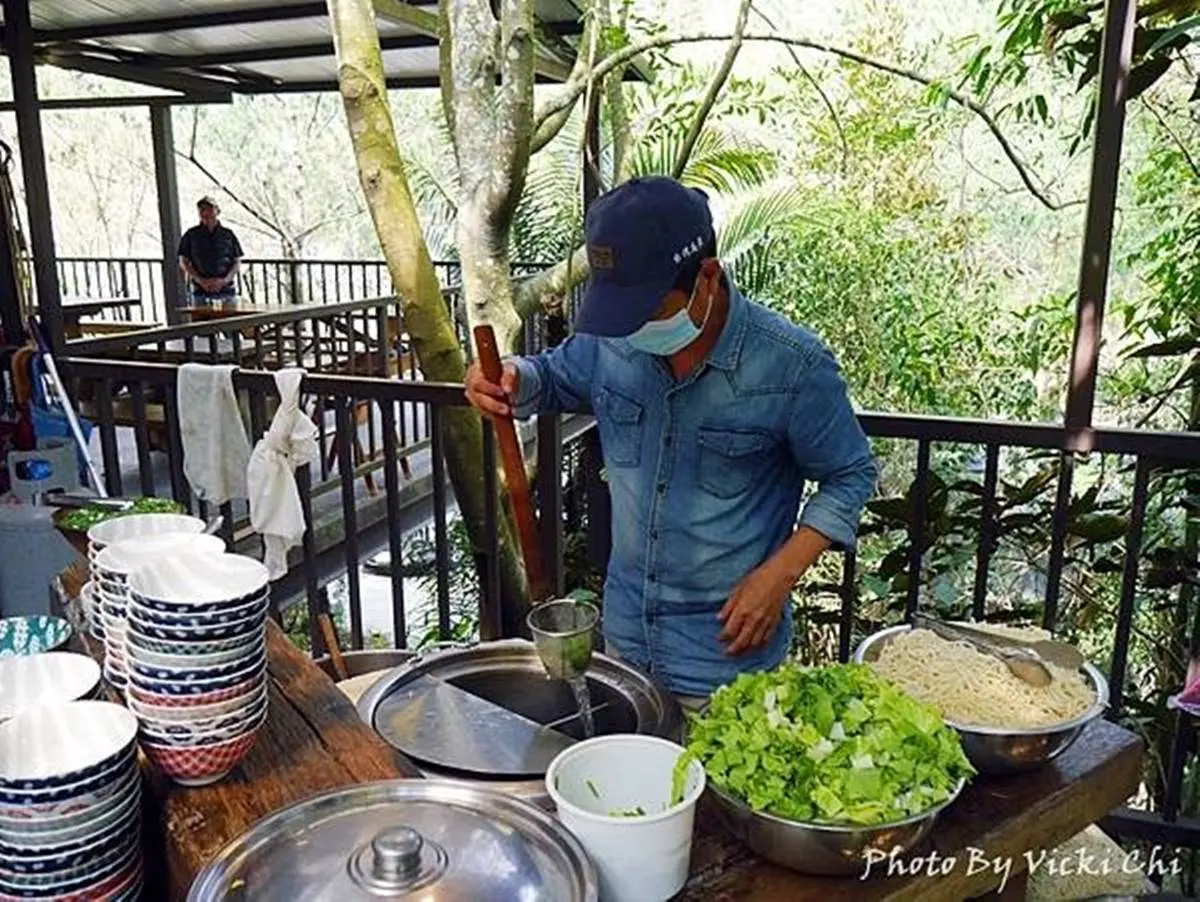 龍眼樹下吃Buffet!南投超霸氣庭園餐廳用「搬運車」出菜,必排現點現煮牛肉麵 龍眼樹下吃Buffet!南投超霸氣庭園餐廳用「搬運車」出菜,必排現點現煮牛肉麵