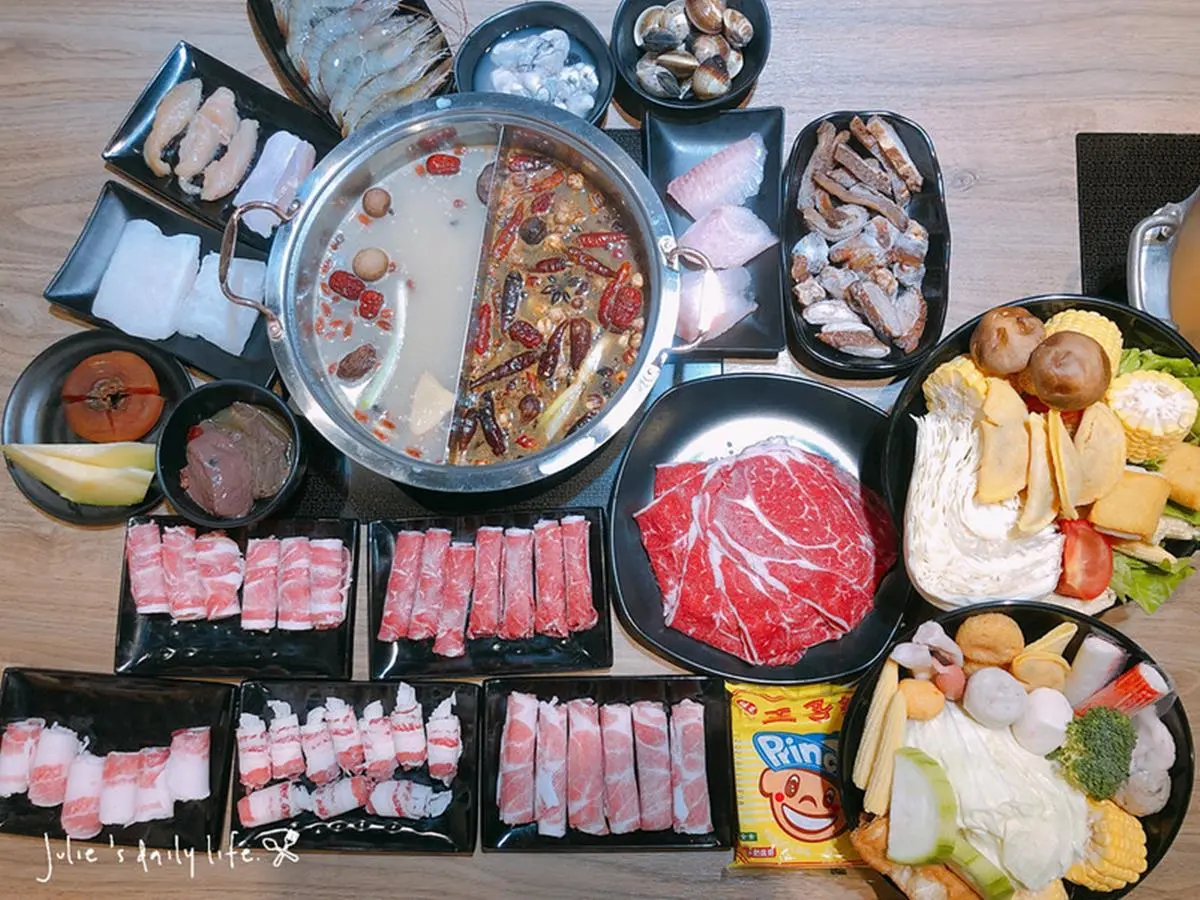 比臉大安格斯牛任你點!道地蒙古火鍋近百種食材吃到飽,紅、白湯頭不沾醬就好吃