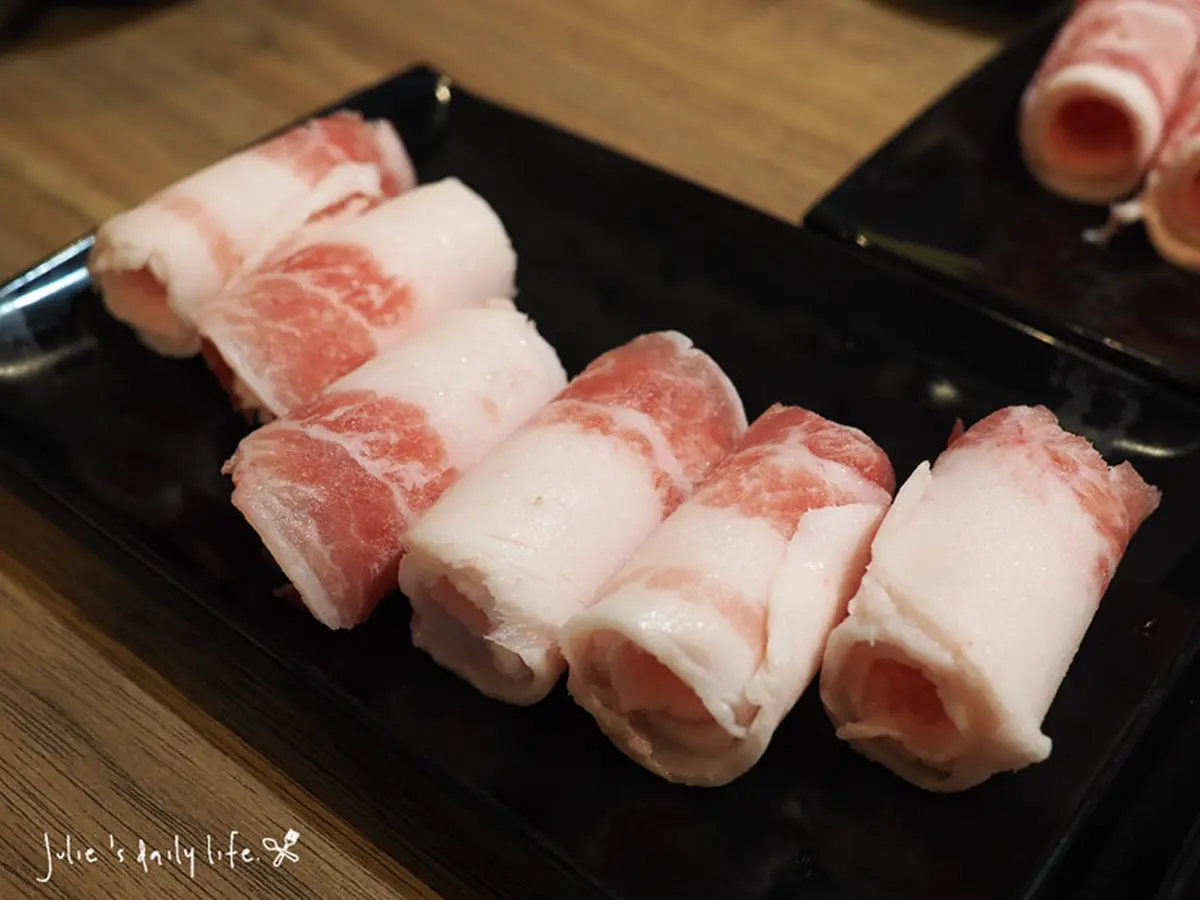 比臉大安格斯牛任你點!道地蒙古火鍋近百種食材吃到飽,紅、白湯頭不沾醬就好吃 比臉大安格斯牛任你點!道地蒙古火鍋近百種食材吃到飽,紅、白湯頭不沾醬就好吃