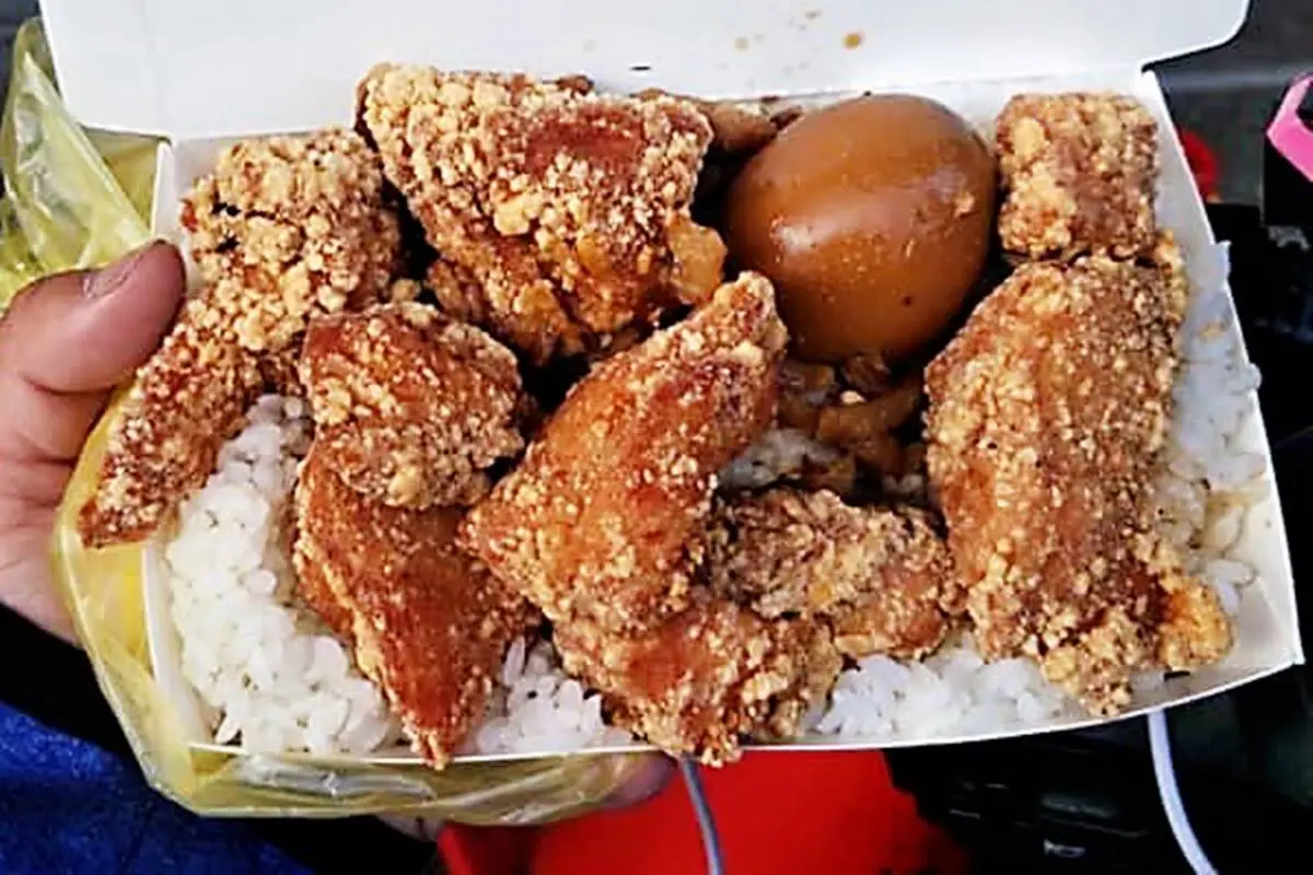 在地人排爆！桃園超高CP值「炸雞便當」肉多到蓋不起來，只要65元佛心價