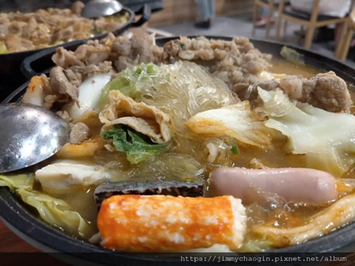 台南超夯平價小火鍋!起司泡菜鍋肉量鋪滿滿比手掌還大,蛋捲霜淇淋能無限吃 台南超夯平價小火鍋!起司泡菜鍋肉量鋪滿滿比手掌還大,蛋捲霜淇淋能無限吃
