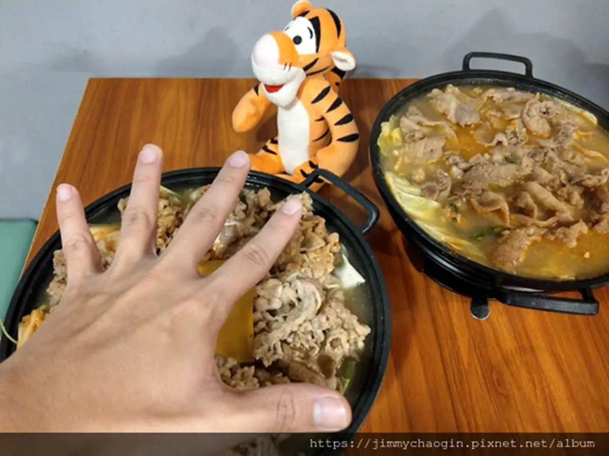 台南超夯平價小火鍋!起司泡菜鍋肉量鋪滿滿比手掌還大,蛋捲霜淇淋能無限吃 台南超夯平價小火鍋!起司泡菜鍋肉量鋪滿滿比手掌還大,蛋捲霜淇淋能無限吃