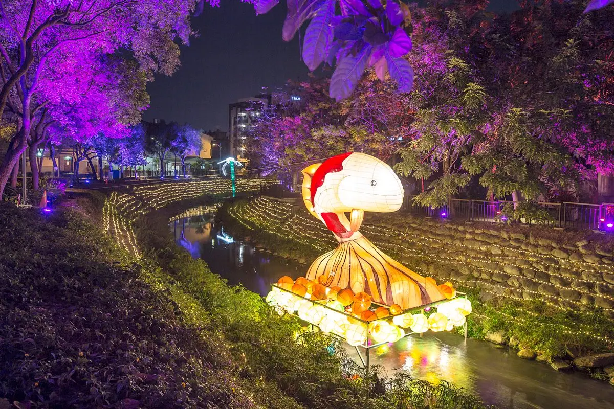 屏東溪畔「繁花綻放」超好拍！2021綵燈節打造20組奇幻花卉點亮萬年溪