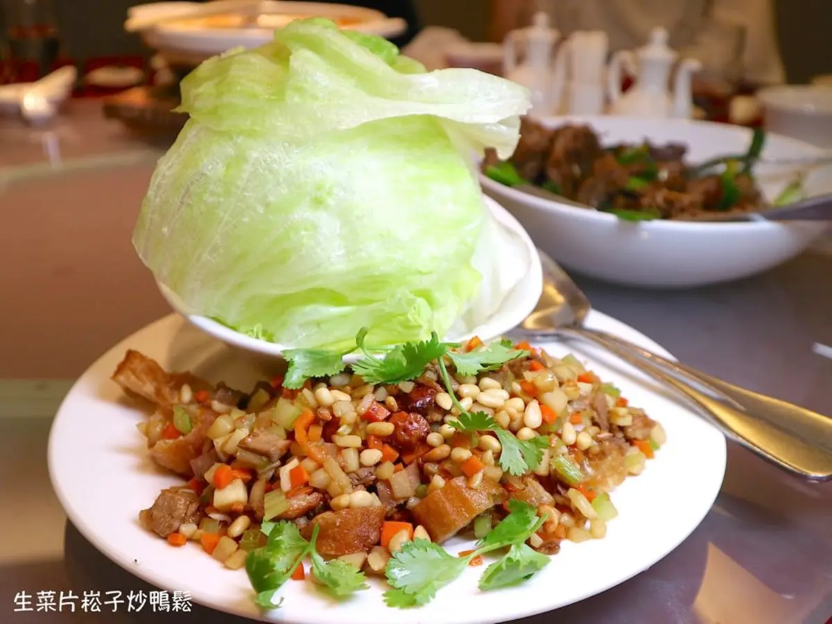 一鴨七吃!台南酒店推最狂極品烤鴨宴,先嗑現片現包捲餅、崧子炒鴨鬆 一鴨七吃!台南酒店推最狂極品烤鴨宴,先嗑現片現包捲餅、崧子炒鴨鬆