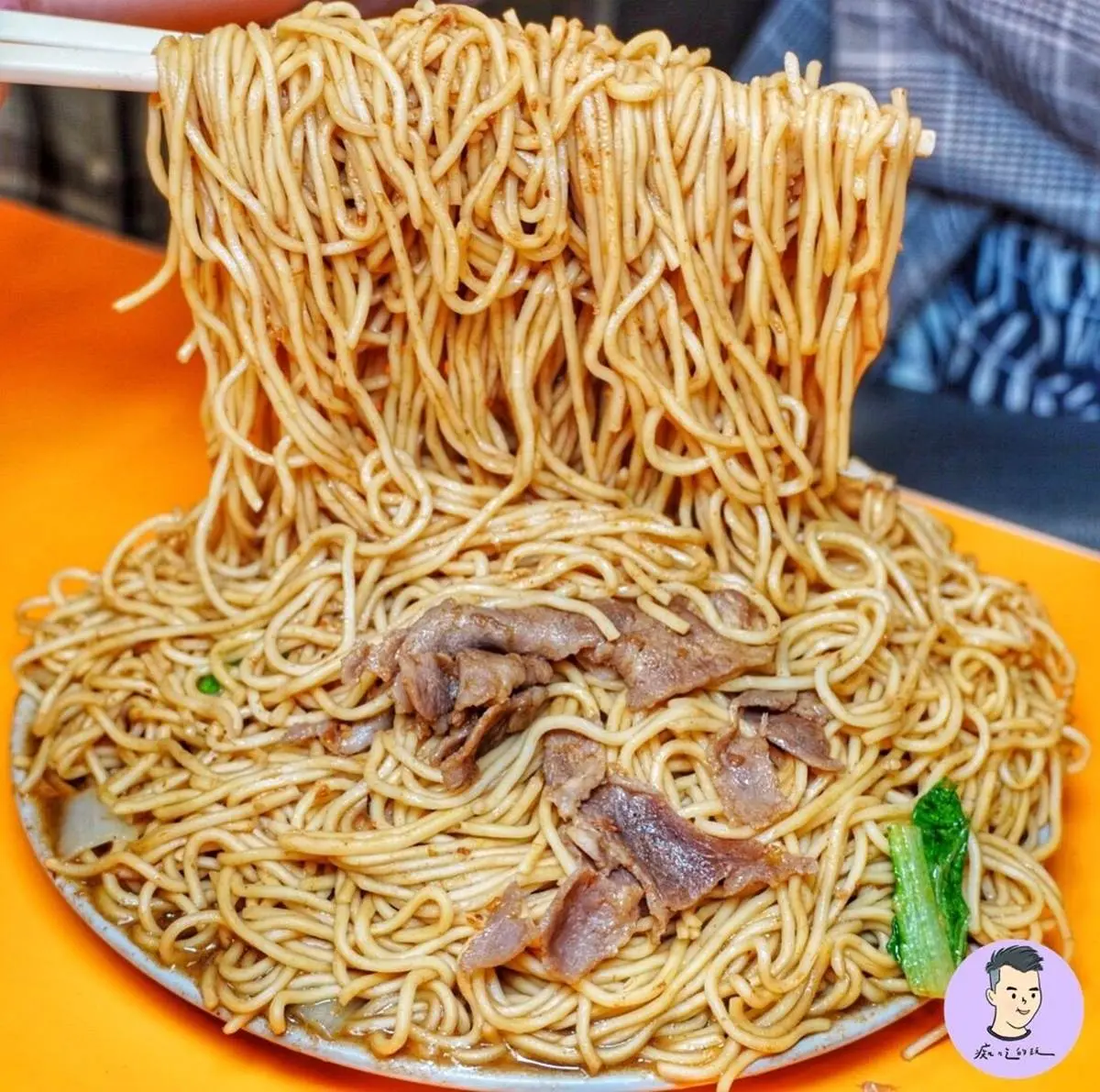 最強「巨無霸羊肉炒麵」是這家!僅100元分量超狂堆成山,4個人吃還有剩 最強「巨無霸羊肉炒麵」是這家!僅100元分量超狂堆成山,4個人吃還有剩