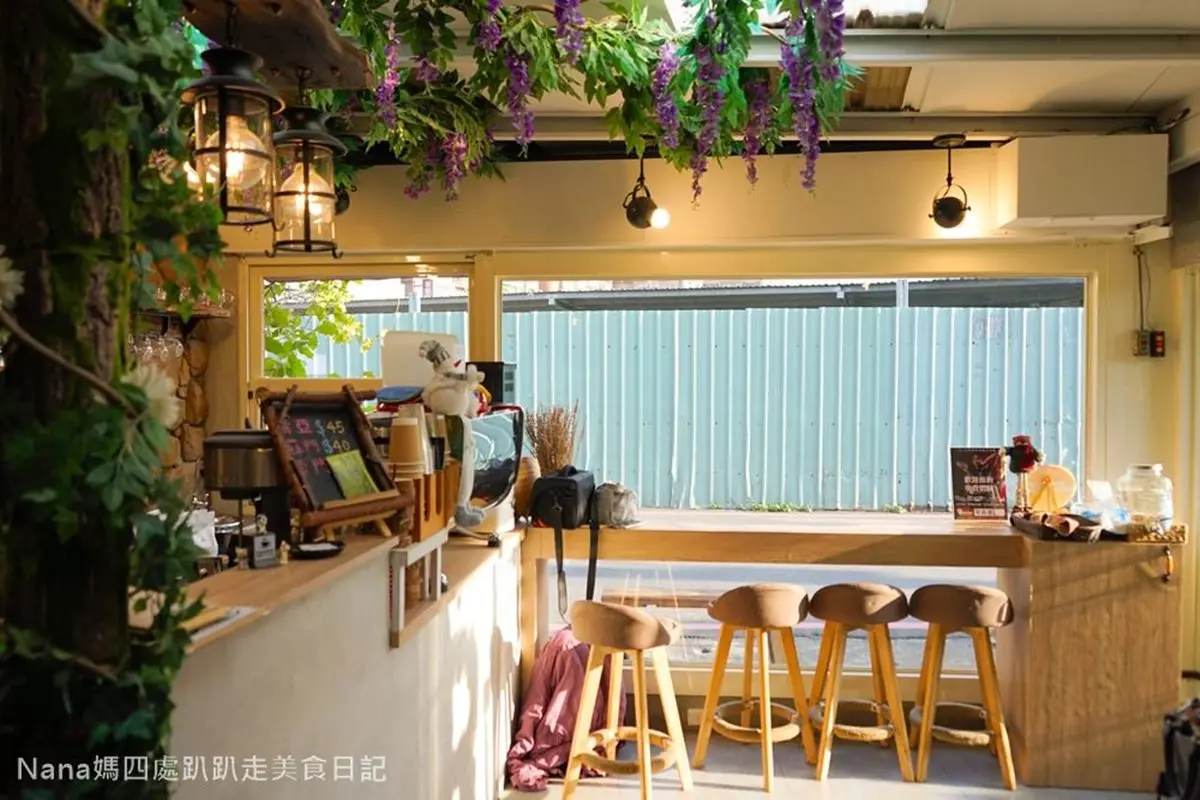 店貓陪吃下午茶！隱藏版咖啡館美得像森林，香濃「蜂蜜核桃鬆餅」貓咪也喜歡