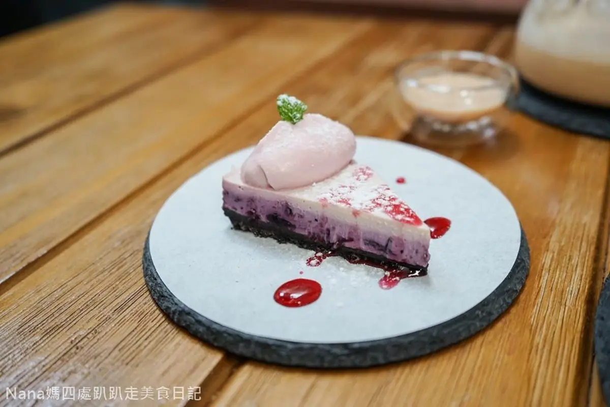 店貓陪吃下午茶！隱藏版咖啡館美得像森林，香濃「蜂蜜核桃鬆餅」貓咪也喜歡