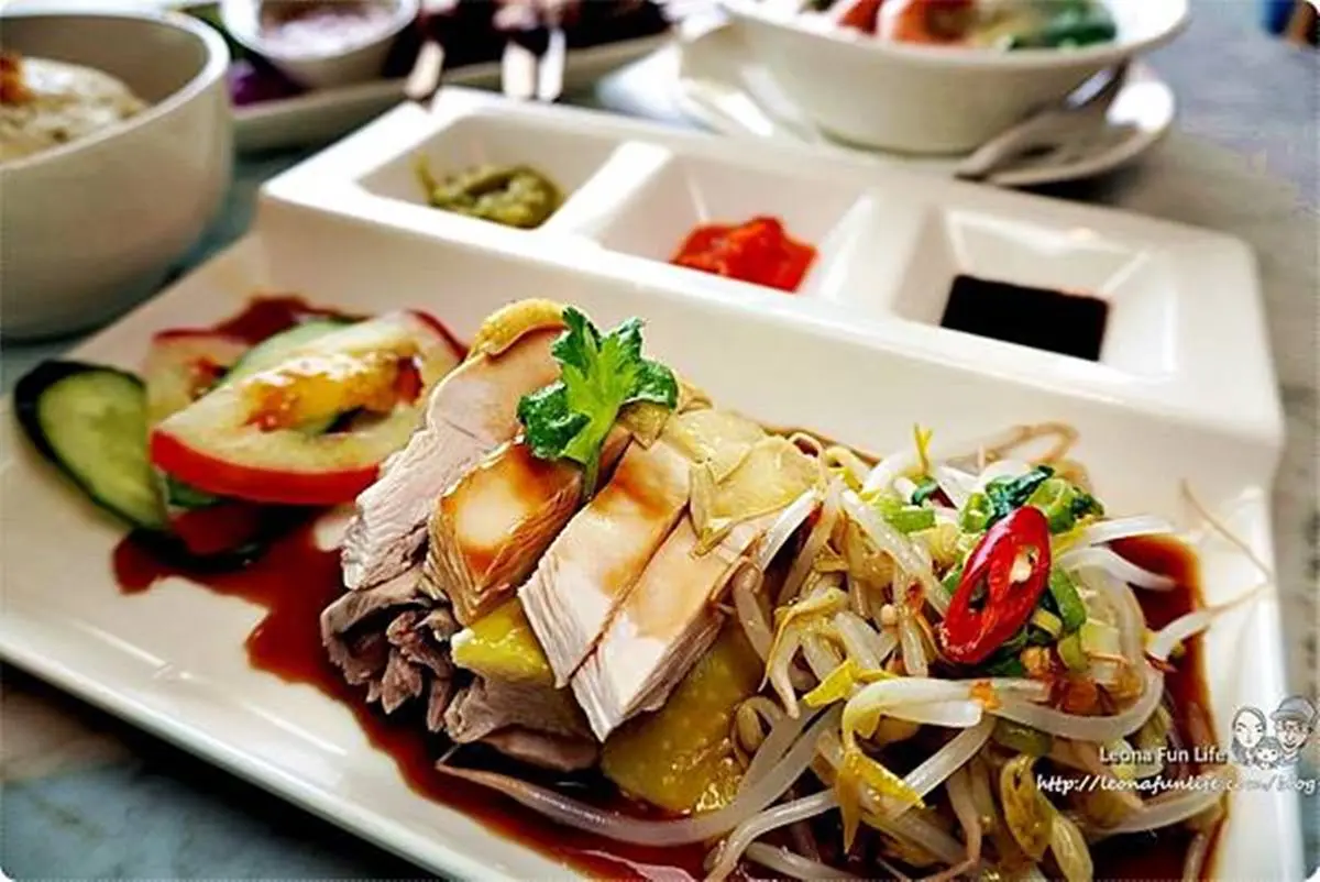 正宗大馬料理來台中了！必點人氣王海南雞飯、沙嗲串燒，空運來的榴槤蛋糕有果肉