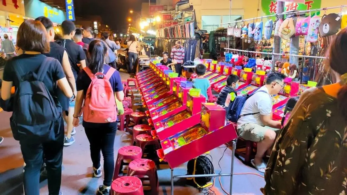 1秒回到童年!東港夜市好玩又好吃:轉輪盤叭噗、骰子打香腸、巨型戳戳樂 1秒回到童年!東港夜市好玩又好吃:轉輪盤叭噗、骰子打香腸、巨型戳戳樂