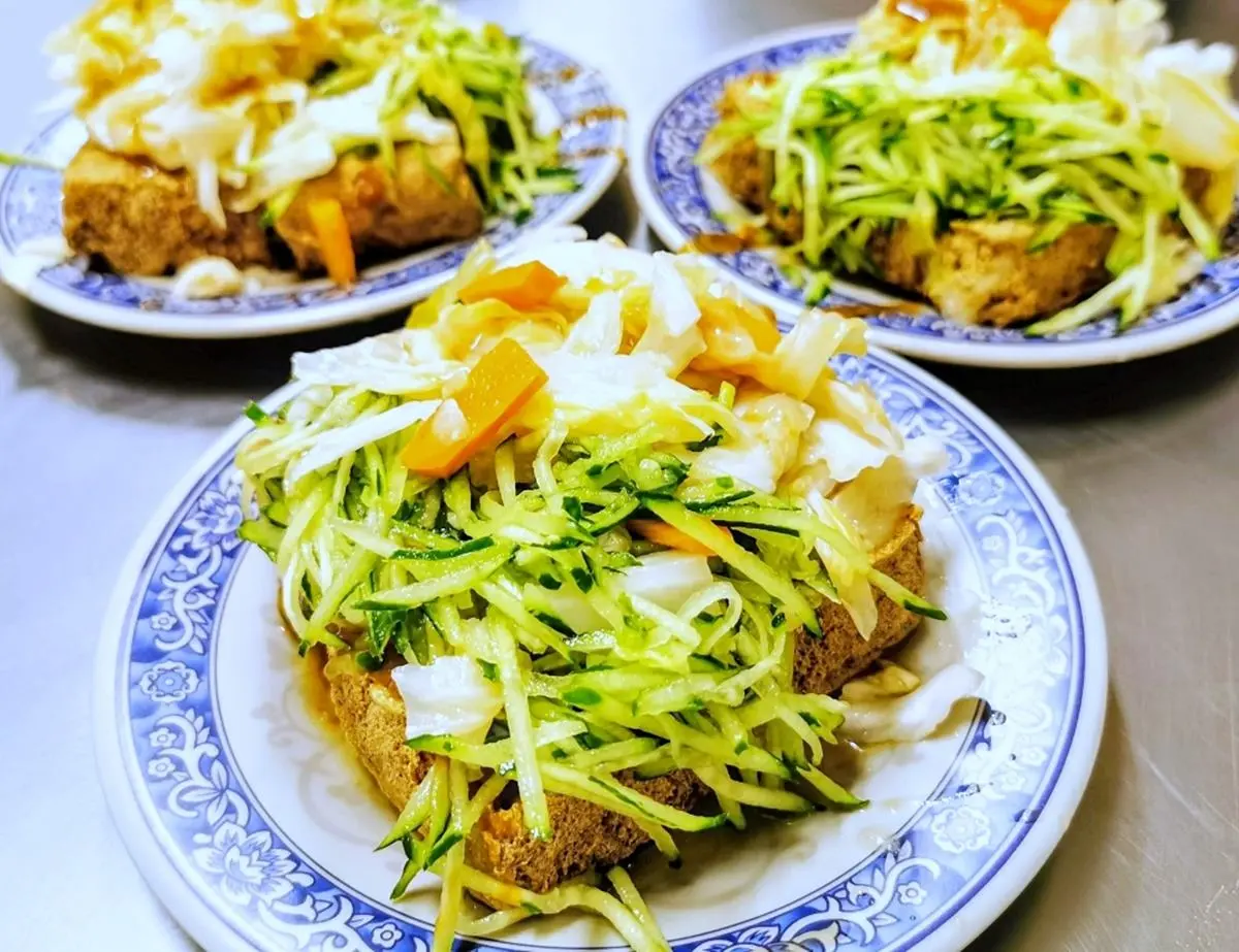 從攤車紅到開店！台中40年「口碑臭豆腐」外酥內嫩，泡菜、黃瓜絲蓋滿整盤
