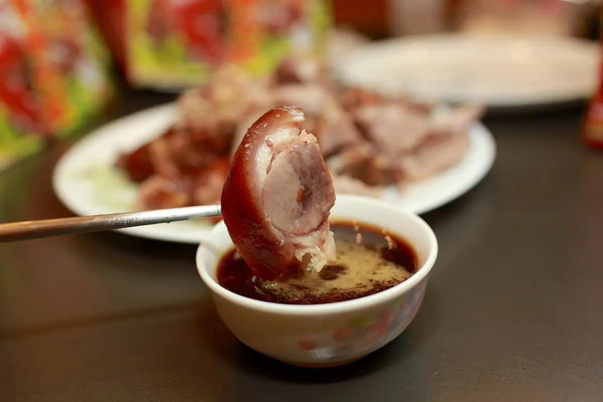屏東美食之光!這家「萬巒豬腳」蔣經國也愛,必沾特調醬油膏更對味 屏東美食之光!這家「萬巒豬腳」蔣經國也愛,必沾特調醬油膏更對味