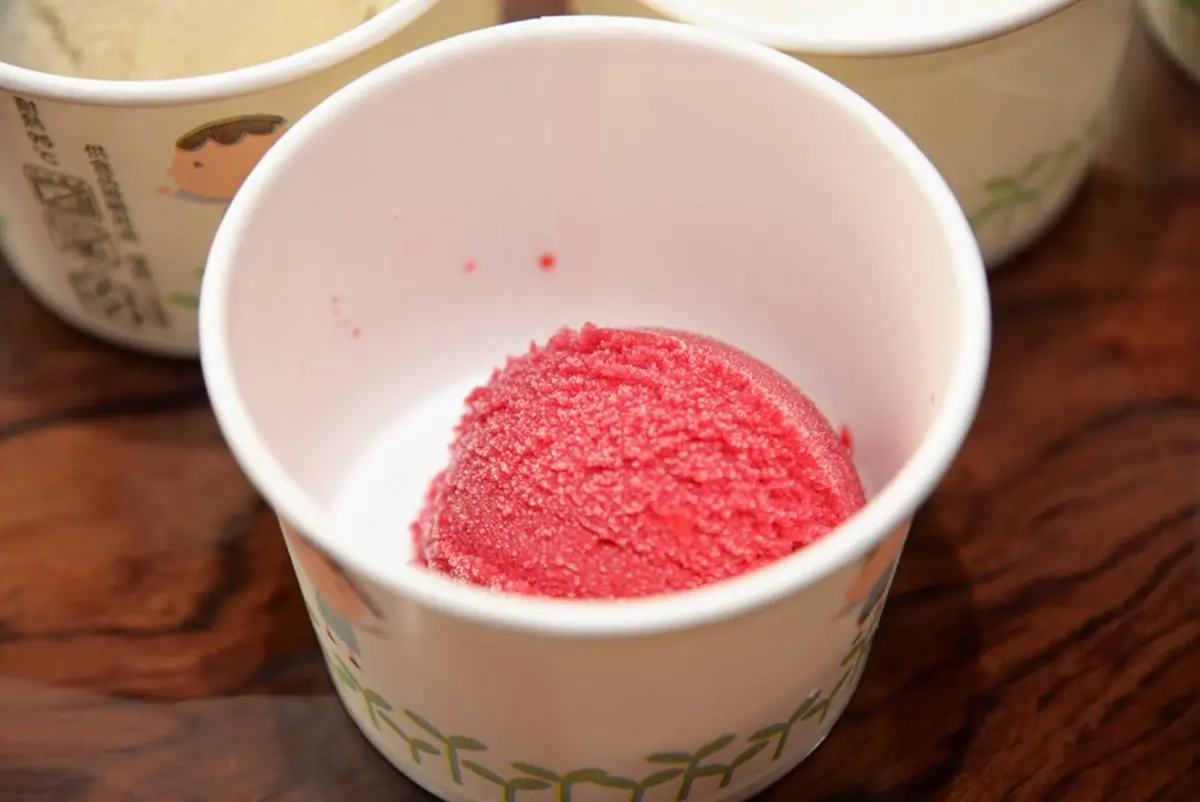 不用飛澎湖!花枝丸觀光工廠必吃道地「小卷麵線」,油飯撒滿干貝絲每口都驚豔 不用飛澎湖!花枝丸觀光工廠必吃道地「小卷麵線」,油飯撒滿干貝絲每口都驚豔
