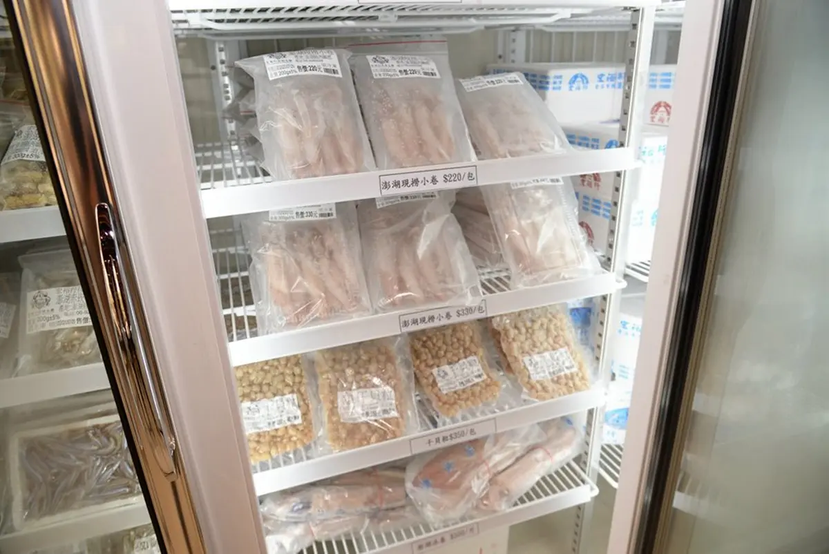 不用飛澎湖!花枝丸觀光工廠必吃道地「小卷麵線」,油飯撒滿干貝絲每口都驚豔 不用飛澎湖!花枝丸觀光工廠必吃道地「小卷麵線」,油飯撒滿干貝絲每口都驚豔