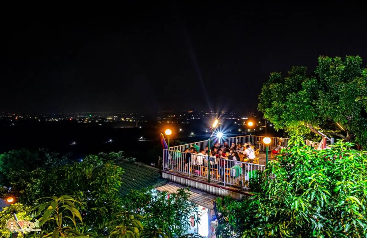 120元泡茶不限時!隱藏版茶藝館賞私房夜景,必點竹管蒜頭烤雞鮮嫩多汁 120元泡茶不限時!隱藏版茶藝館賞私房夜景,必點竹管蒜頭烤雞鮮嫩多汁