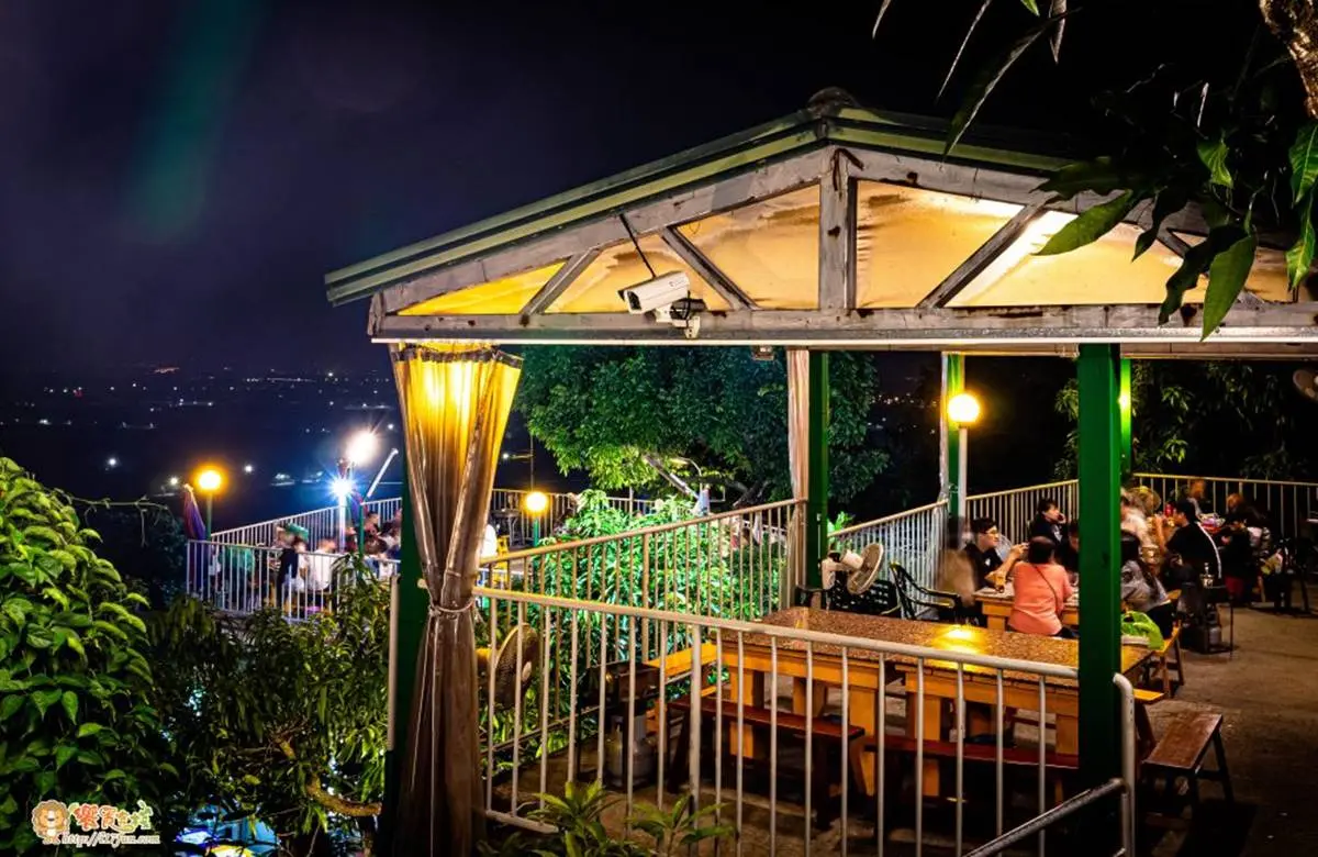 120元泡茶不限時!隱藏版茶藝館賞私房夜景,必點竹管蒜頭烤雞鮮嫩多汁 120元泡茶不限時!隱藏版茶藝館賞私房夜景,必點竹管蒜頭烤雞鮮嫩多汁