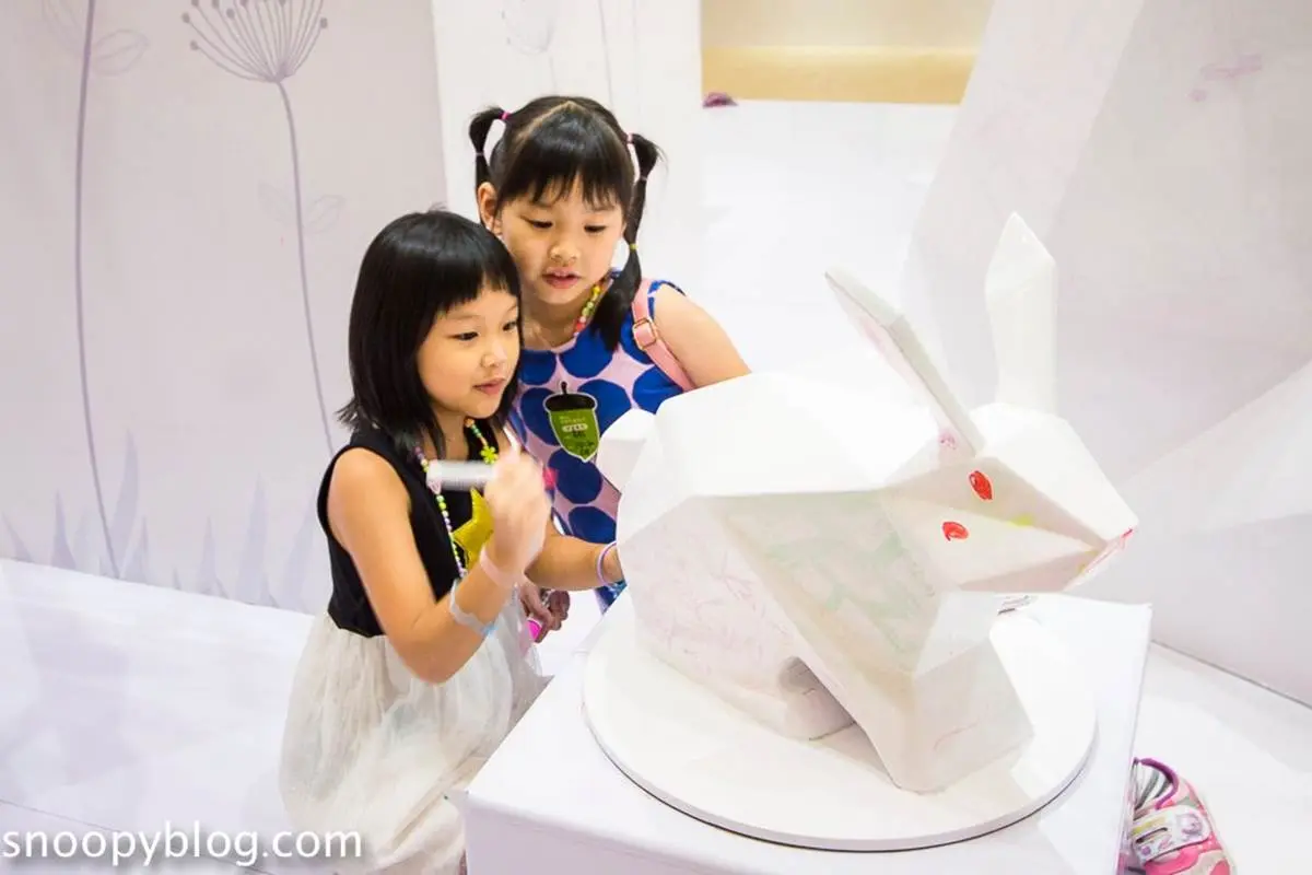 700坪親子景點！彩色筆DIY好好玩，還能美拍「60色色彩牆」、探險夜光隧道